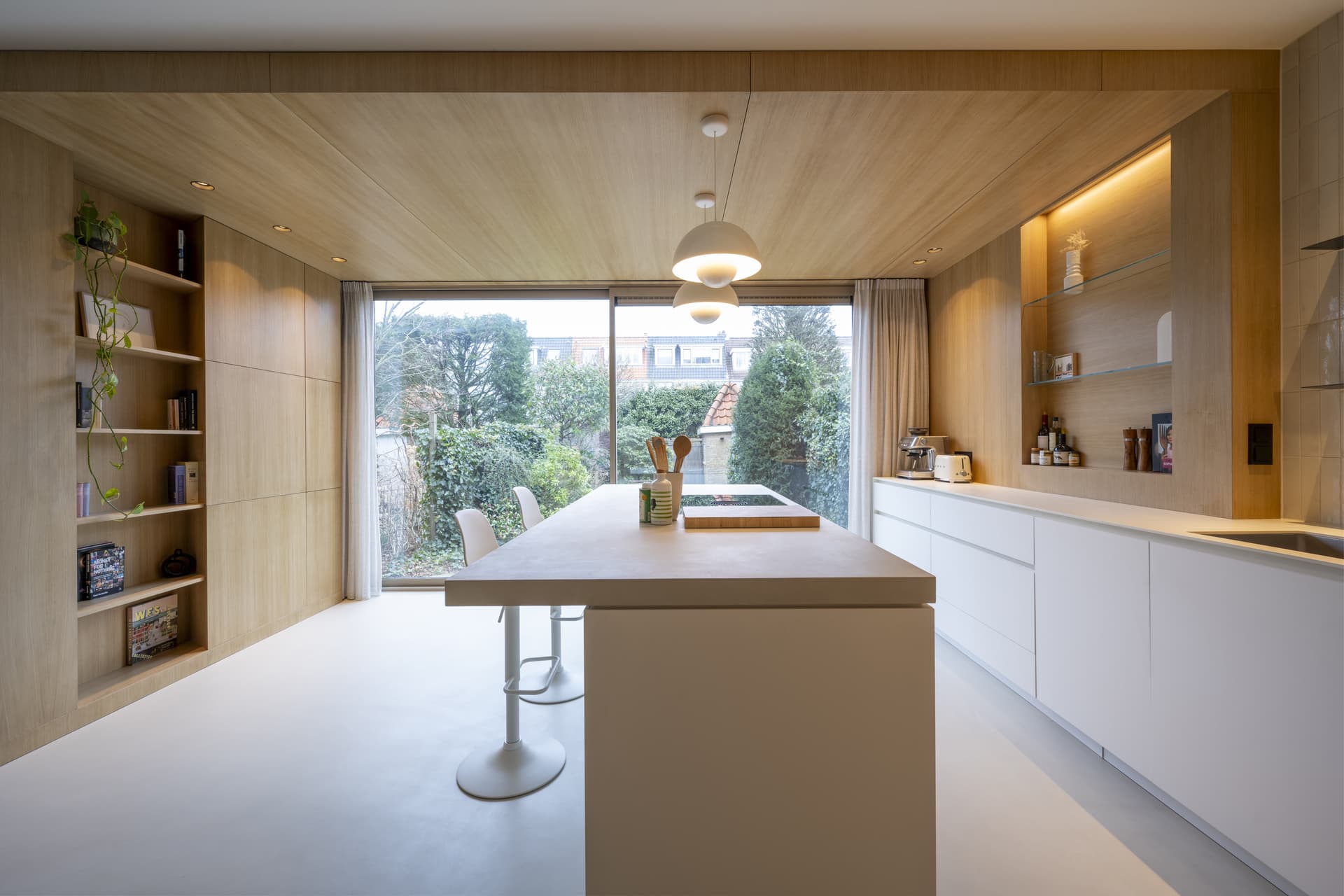 Thijs Overveen - Custom oak pivot door and integrated lighting