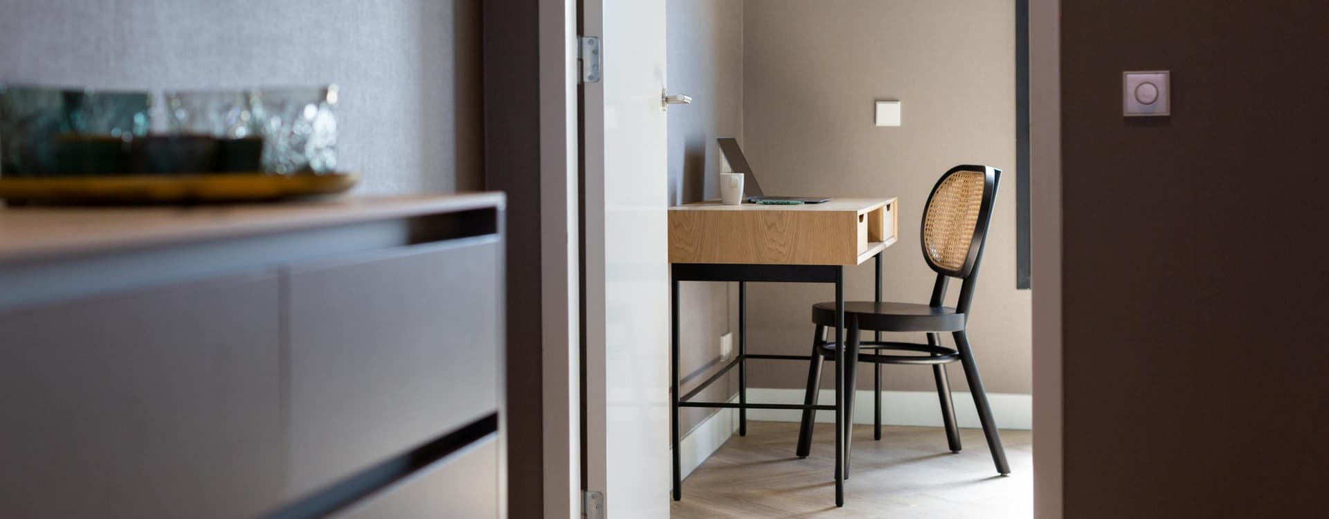 Mauritskade Apartments - Wall-mounted desk