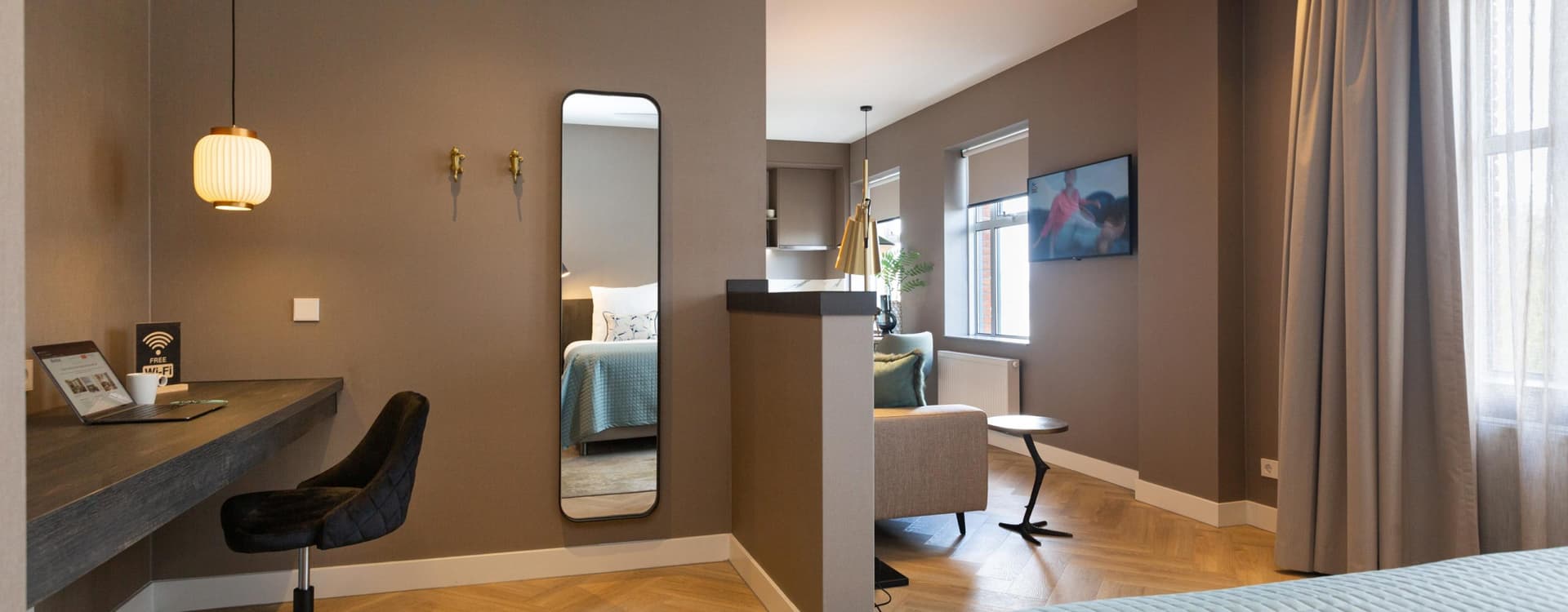 Mauritskade Apartments - Bedroom with headboard