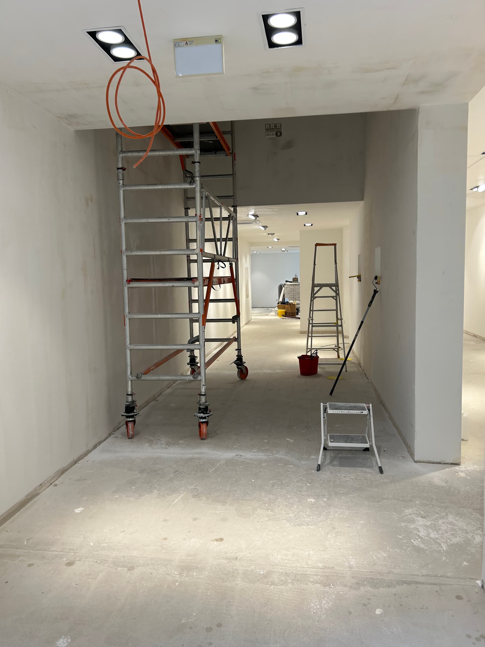 PURELEI corridor area during execution with scaffold and unfinished flooring