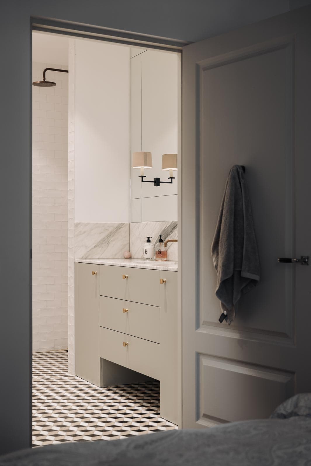 Susan and Cyril Apartment - Interior view 34
