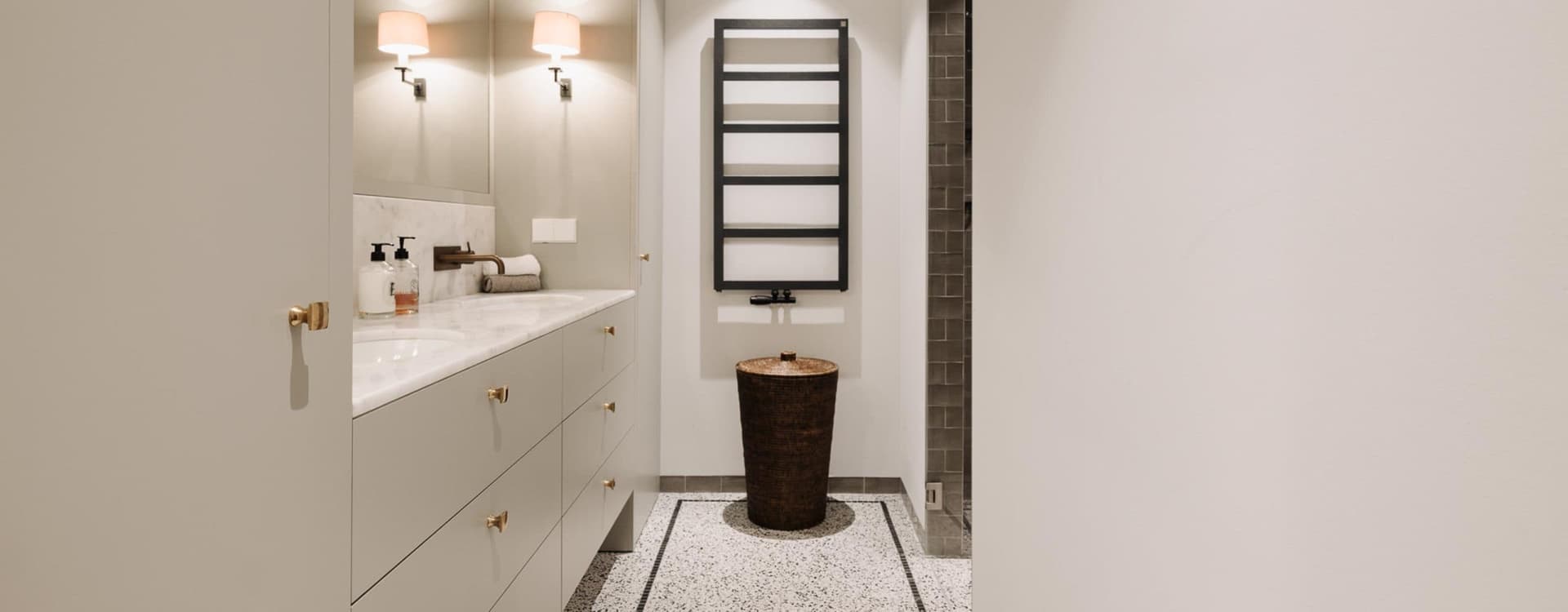 Susan and Cyril Apartment - Interior view 45