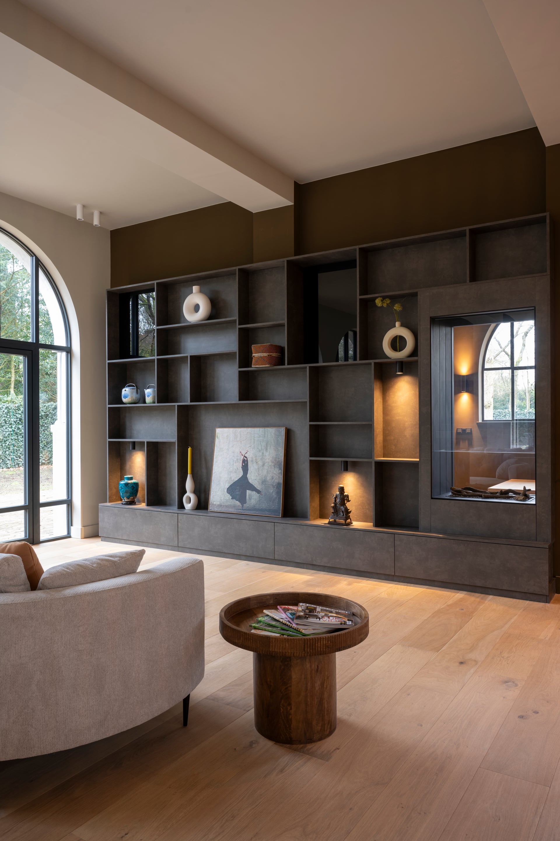 Wassenaar Plan 2000 - Central living room with bespoke wall unit