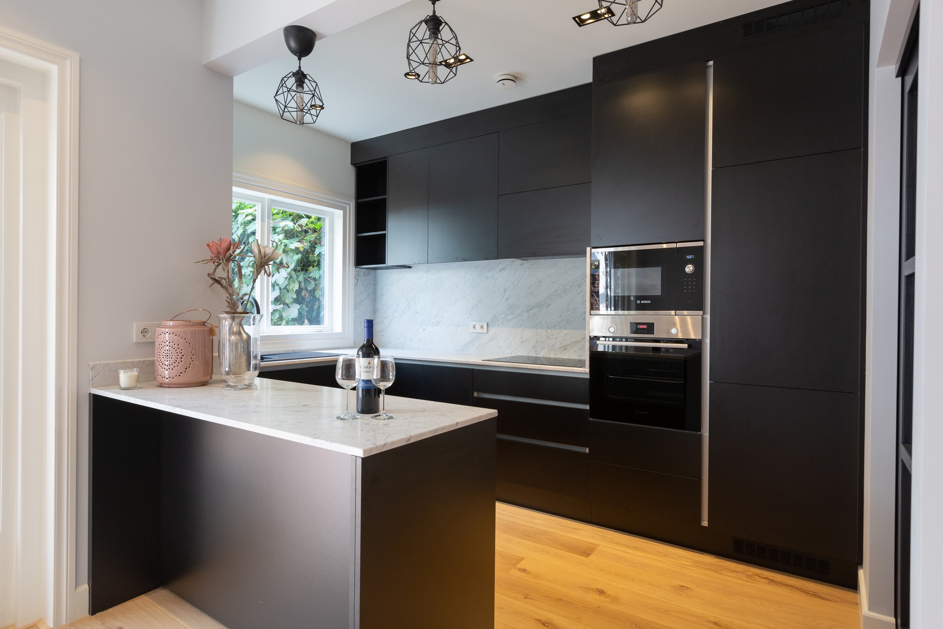 Wassenaar kitchen with bespoke dark cabinetry and marble worktops