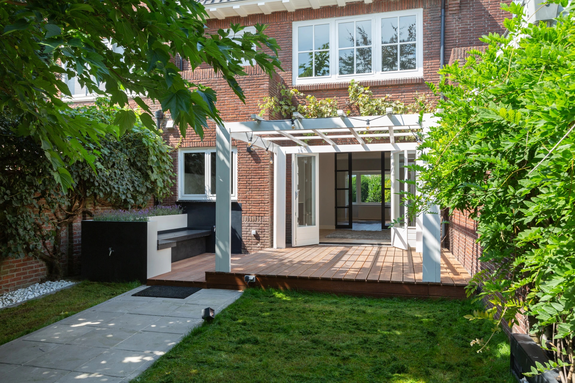 Renovated interior opening onto a garden